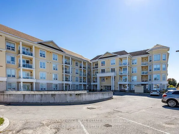 21 Brookhouse Dr #220, Clarington, ON L1B 0V4