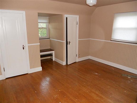 2nd image of 3021 Cavanaugh Ave