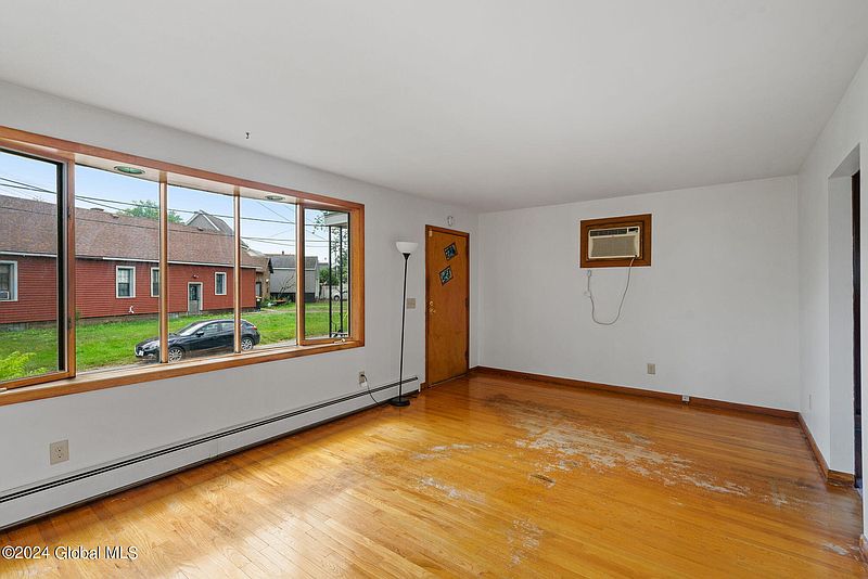 5th image of 2715 Plunkett Avenue