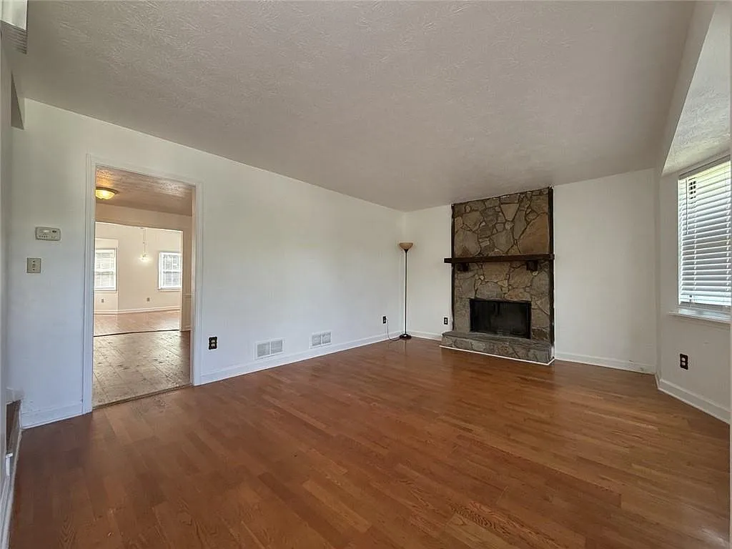 3 bed, 2.0 bath, 1762 sqft, $2,200 — Photo 3