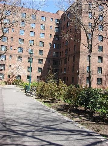 2nd image of 1590 Unionport Rd APT 2E