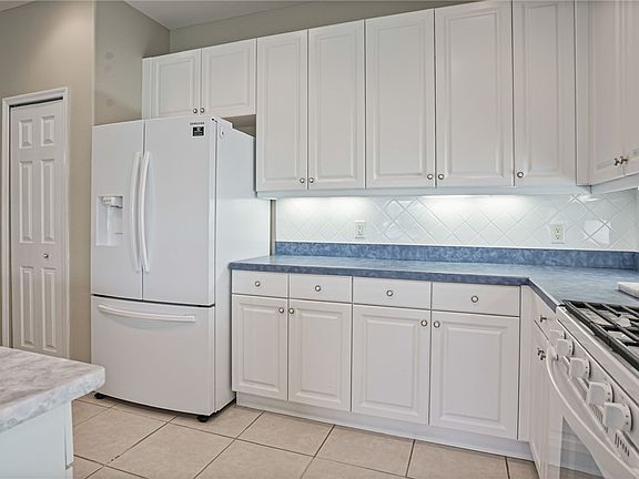 4th image of 10576 Avila Cir