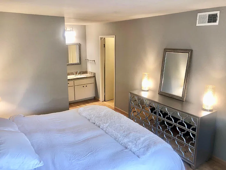Bedroom 1 (Primary), Upper level