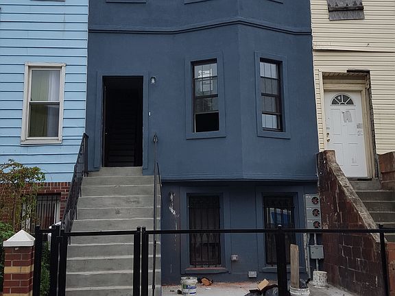 4th image of 2052 Pacific Street