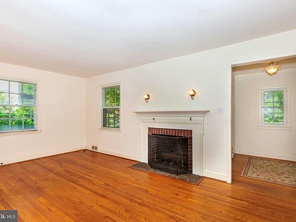 3rd image of 323 Broadmoor Rd