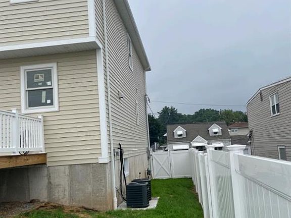 4th image of 184 Philip Ave