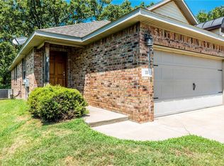 33 S Woodsprings Dr, Fayetteville, AR 72701