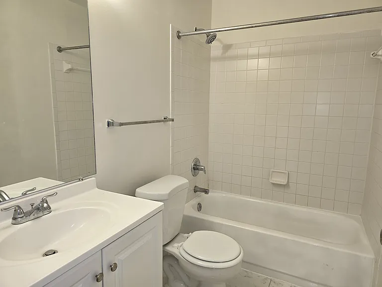 590 Parkview Dr #202 — Photo 11