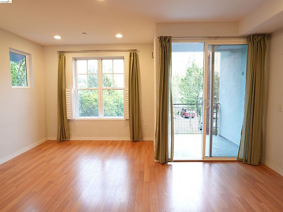 4th image of 1121 40th St APT 4202