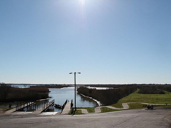 Launch your boat just a couple of minutes from your home at the community boat ramp. You be in the bay in just a couple of minutes from here.