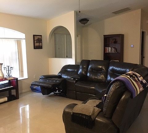4th image of 305 SW 32nd Ter