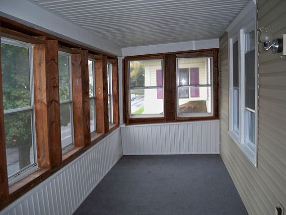 AWESOME ENCLOSED FRONT PORCH!