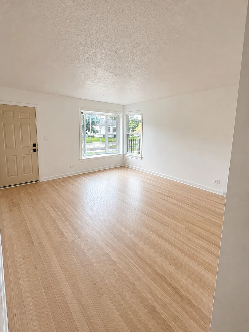 3 bed, 1040 sqft, $3,250 — Photo 3