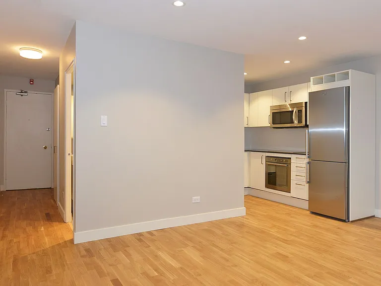 111 Lawton Blvd — Photo 4