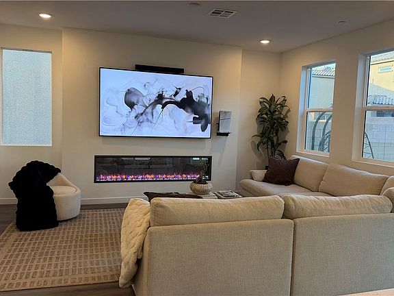 5th image of 862 Camargo St