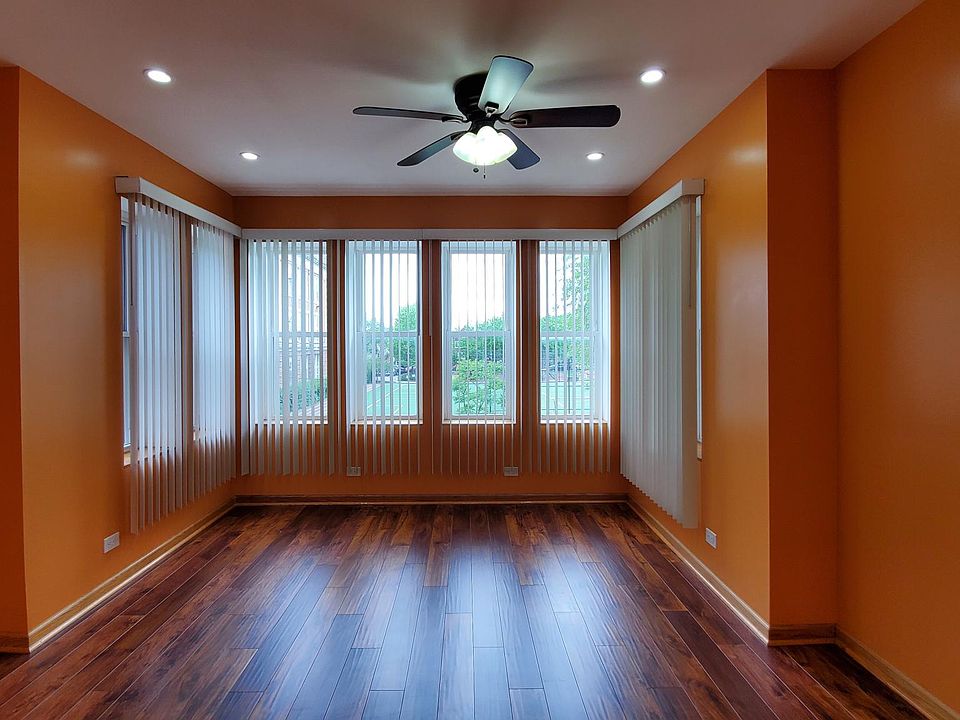 Sala; 7 ventanas, persianas verticales, iluminaci_n LED y ventilador, m_ltiples enchufes y suelo laminado de Rosewood raspado a mano.