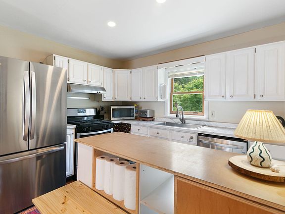 4th image of 82 Oak Grove Avenue