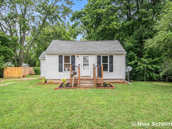 17 E Oak St, Fremont, MI 49412