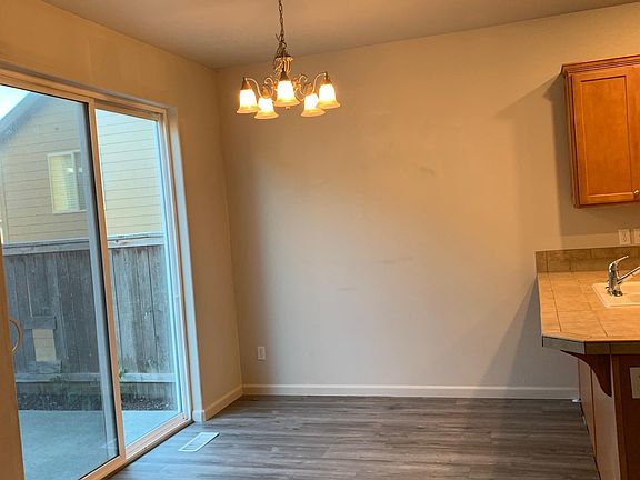 5th image of 5811 NE 59th Cir
