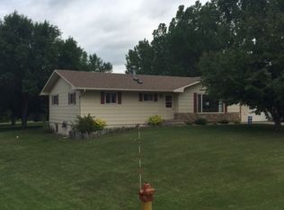 1716 Meadowlark Dr, Minot, ND 58701