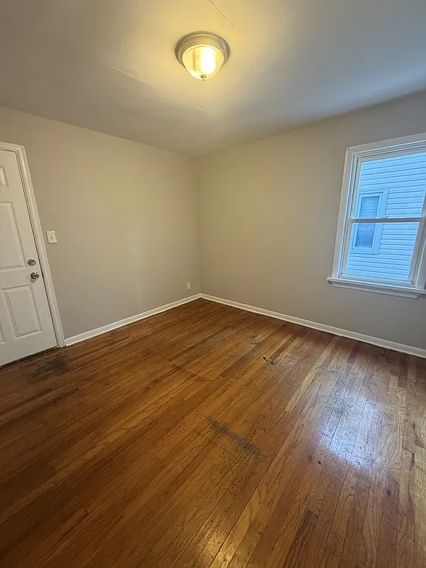4 bed, 1.0 bath, 1187 sqft, $2,500 — Photo 4