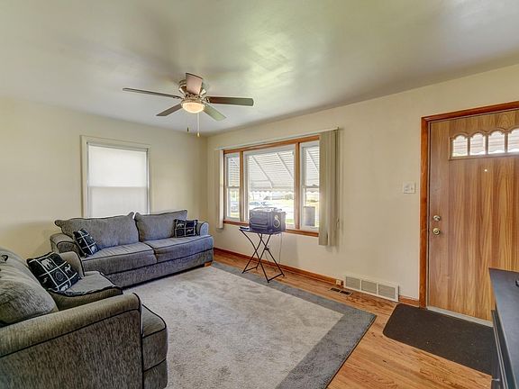 3rd image of 5627 Northcote Ave