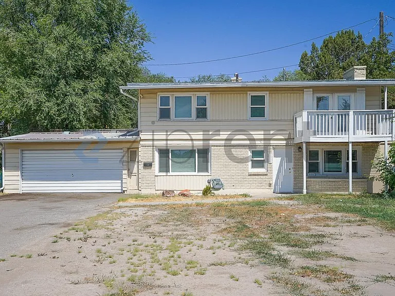 696 N Center St — Photo 1