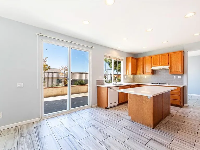 15561 Hammett Ct — Photo 9