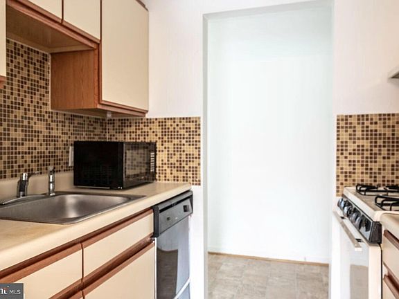 5th image of 1533 Colonial Dr APT 301