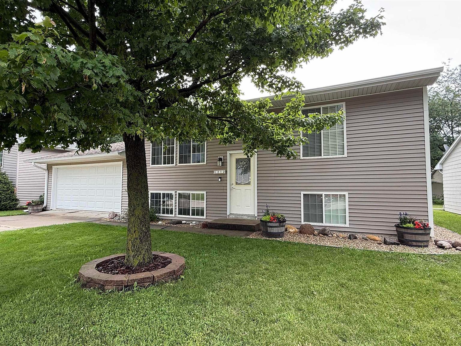 1212 N 5th St, Clear Lake, IA 50428 | Zillow