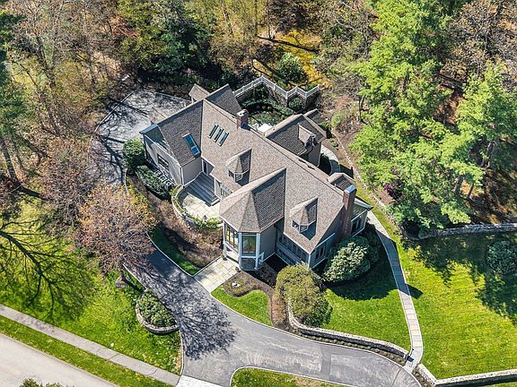 3rd image of 1 Graystone Ln