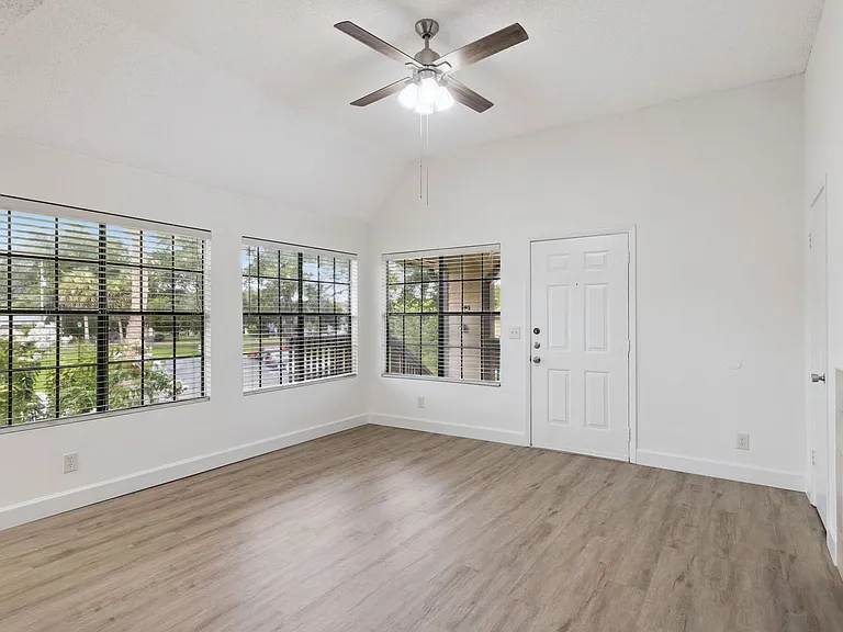 320 Black Oak Ct #204 — Photo 7