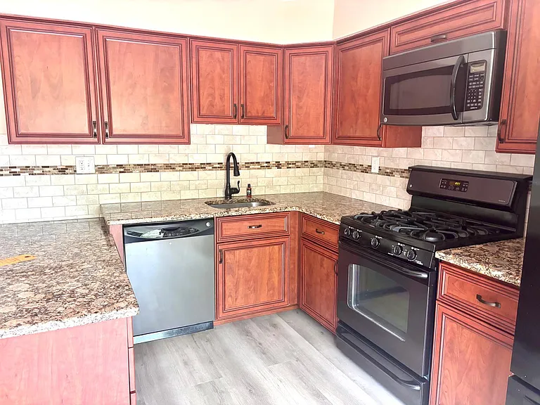 103 Bedford Pl — Photo 6