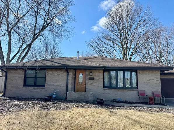 2114 Meadow Lawn Ln, Peru, IL 61354