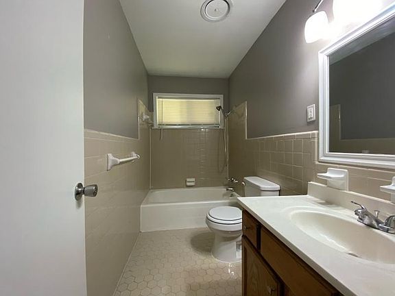2nd image of 2057 Saint James Dr