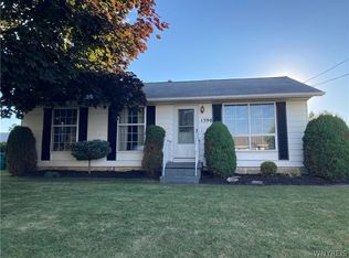 1390 Caravelle Dr, Niagara Falls, NY 14304