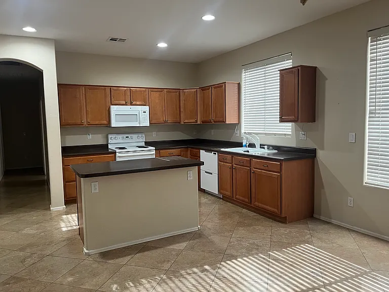 1535 E Viola Dr — Photo 2
