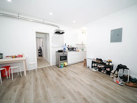 2nd image of 3263 47th St Floor 1