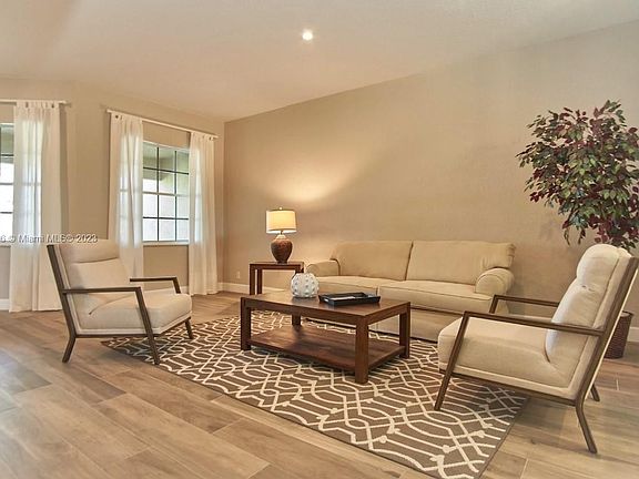 5th image of 778 Tulip Cir