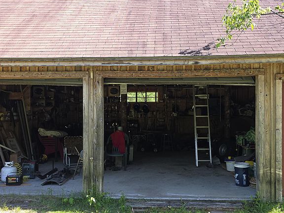 4th image of 590 Lake Road