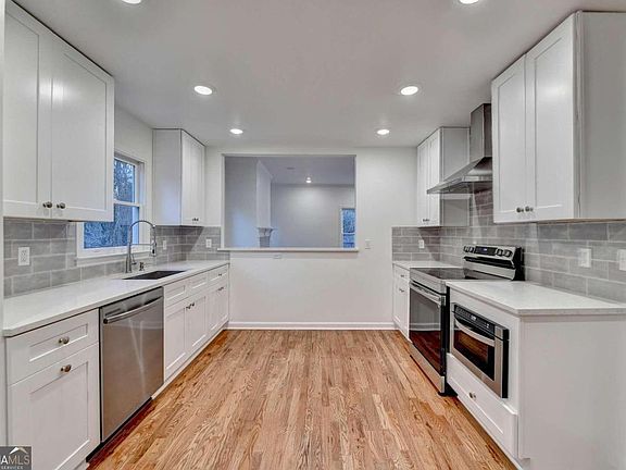 4th image of 3311 Blanton Dr