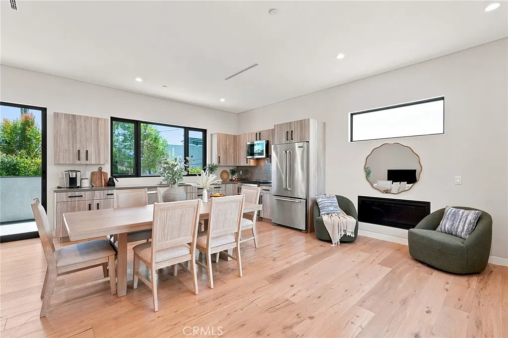 1 bed, 1.5 bath, 1000 sqft, $5,995 — Photo 3