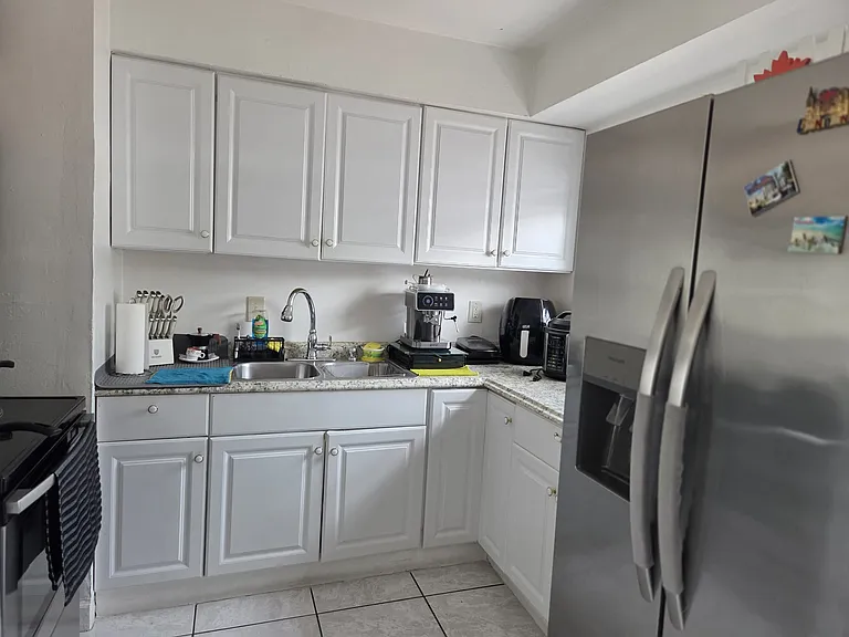 2121 W Rambla St — Photo 8