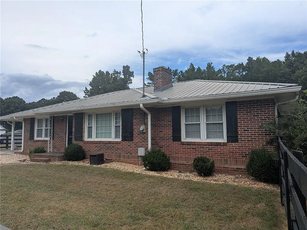 3 bed, 2.0 bath, 1773 sqft, $2,200 — Photo 3