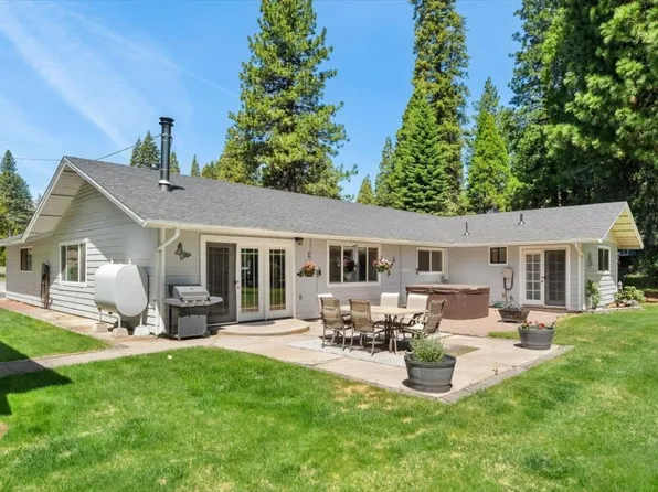 1138 Pine Grove Dr, Mount Shasta, CA 96067