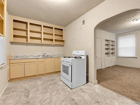 4th image of 17129 Westphalia St #2