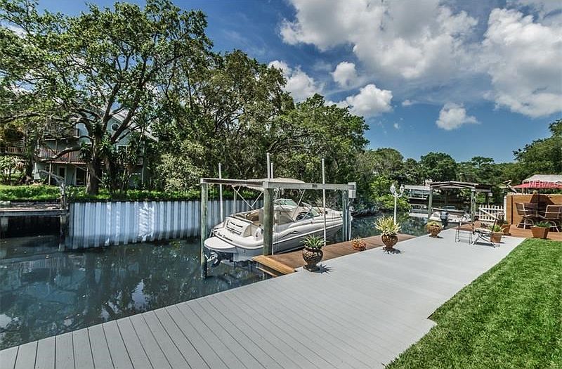 Composite Dock and 10,000 lift on canal