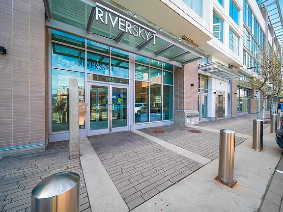 2nd image of 908 Quayside Dr #2705