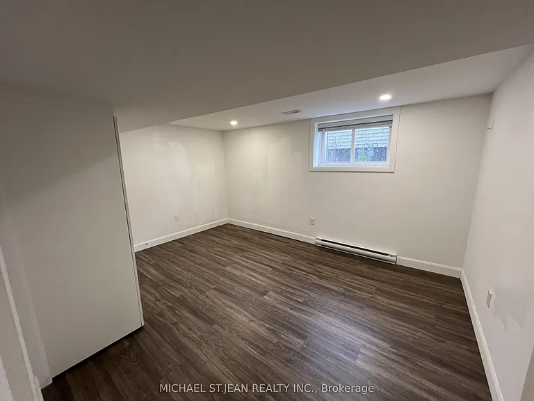 176 Queensdale Ave E #LOWER — Photo 17