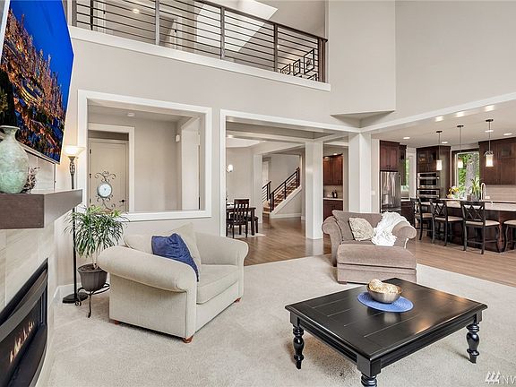 Open concept living, dining and kitchen perfect for entertaining!